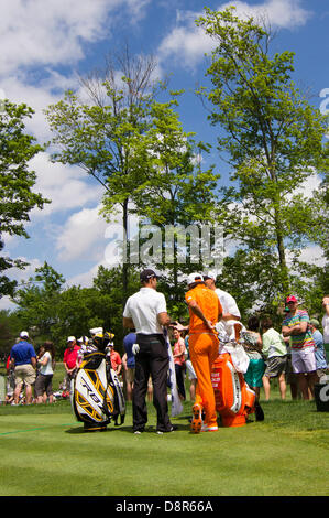 Dublin, Ohio, USA. 2 juin, 2013. Camilo Villegas et Rickie Fowler attendre au raccord en t de au 12ème tee au cours de la ronde finale de la Memorial Tournament à Muirfield Village Golf Club à Dublin, Ohio. Credit : Cal Sport Media/Alamy Live News Banque D'Images