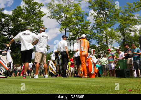 Dublin, Ohio, USA. 2 juin, 2013. Camilo Villegas et Rickie Fowler attendre au raccord en t de au 12ème tee au cours de la ronde finale de la Memorial Tournament à Muirfield Village Golf Club à Dublin, Ohio. Credit : Cal Sport Media/Alamy Live News Banque D'Images