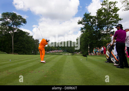 Dublin, Ohio, USA. 2 juin, 2013. Rickie Fowler prend son coup de départ du 12e trou comme Jason Day et Camilo Villegas regardez sur au cours de la ronde finale de la Memorial Tournament à Muirfield Village Golf Club à Dublin, Ohio. Credit : Cal Sport Media/Alamy Live News Banque D'Images