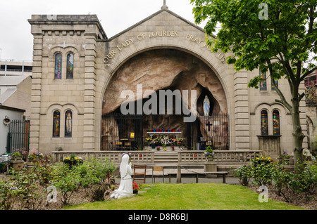 La grotte de culte catholique à Belfast's Church Lane Banque D'Images