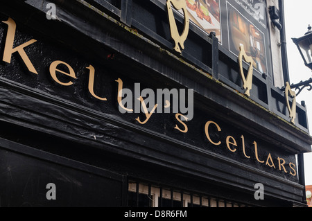 Kelly's Cellars, un pub irlandais à Belfast, prétend être la plus ancienne de la ville Banque D'Images