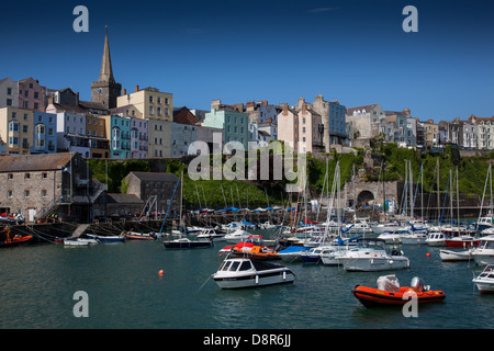 Bateaux amarrés dans le port de Tenby, Pembrokeshire, Pays de Galles Banque D'Images