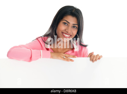 Indian woman holding blank billboard. Portrait of attractive Young Asian female model isolé sur fond blanc. Banque D'Images