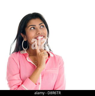 La pensée indienne. L'Inde businesswoman having a pensé, doigt sur menton à up smiling heureux. Portrait de belle asiatique modèle féminin article isolé sur fond blanc. Banque D'Images