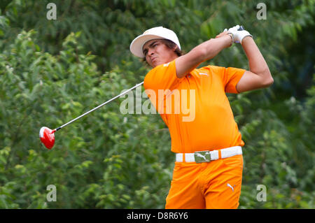 Dublin, Ohio, USA. 2 juin, 2013. Rickie Fowler tees off au 18e trou lors de la ronde finale du tournoi Memorial à Muirfield Village Golf Club à Dublin, Ohio. Credit : Cal Sport Media/Alamy Live News Banque D'Images