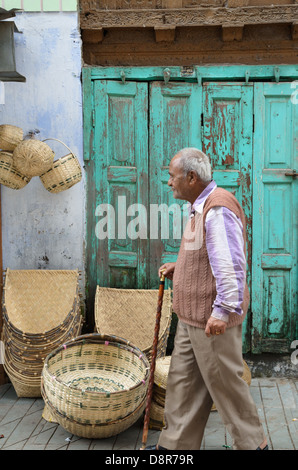 Un homme âgé marche dernières baskets à vendre, Almora, India Banque D'Images