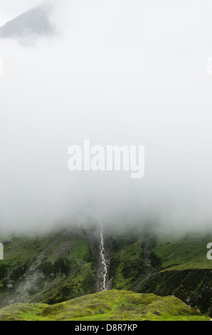 Dans les nuages, la montagne de l'Himalaya, Badrinath, Uttarakhand, Inde Banque D'Images
