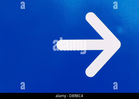 Flèche directionnelle blanc road sign on blue background Banque D'Images