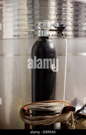 La bouteille d'azote dans une cave à vin Banque D'Images