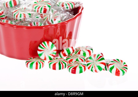Bonbons menthe rouge et blanc bol sur Banque D'Images