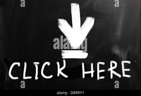 Cliquez ici à la main avec craie blanche sur un tableau noir Banque D'Images