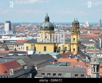Vue aérienne sur Munich et l'église baroque Theatine. Banque D'Images