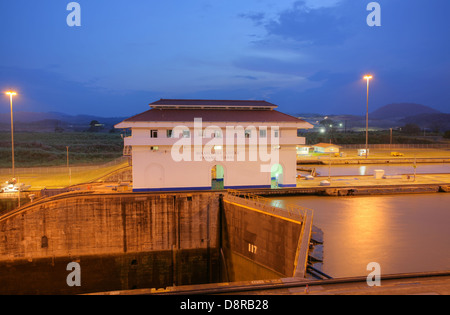 Le Miraflores Locks dans le canal de Panama au coucher du soleil Banque D'Images