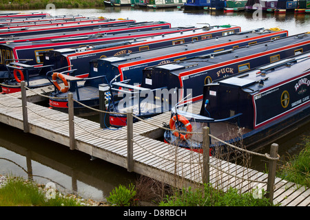 Des rangées de maisons de vacances classiques de Shakespeare nommées bateaux amarrés sur le canal Trent et Mersey; amarrages à Mercia Marina, Willington, Derbyshire, Royaume-Uni Banque D'Images