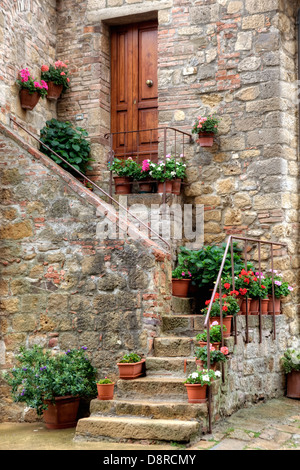 Vieille maison en pierre dans bourg médiéval de Monticchiello, Toscane, Italie Banque D'Images