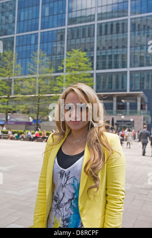 Uzma Yakoob un candidat à partir de l'Apprenti 2013 pose par Canary Wharf à Londres Banque D'Images