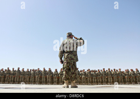 Les soldats de l'Armée nationale afghane en formation stand lors de l'obtention du diplôme de la 215e Corps canadien du Centre de formation militaire régional de réception, mise en scène, poursuivre leur migration et intégration formation 23 mai 2013 au Camp Shorabak, province de Helmand, en Afghanistan. Plus de 500 soldats ont terminé le programme et seront mises en place d'un remplacement au départ des soldats américains. Banque D'Images