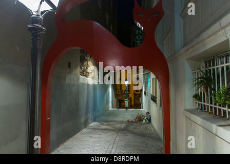 Paris, France, homme sans-abri dormant sur scène de rue, la nuit, petite ruelle Cobble Stone art urbain Paris, ruelle, pauvreté publique Banque D'Images