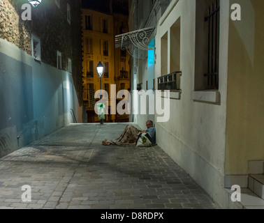 Paris, France, homme sans-abri dormant sur scène de rue, la nuit, petite ruelle de pierre de Cobble Banque D'Images