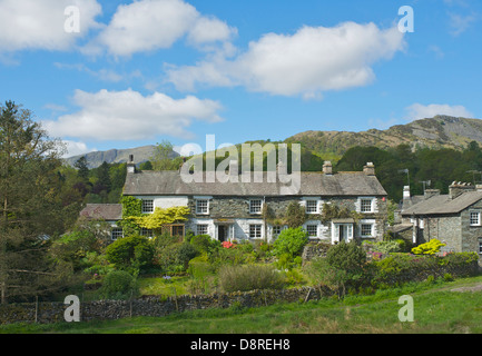 Une terrasse de maisons du village de Great Langdale, Langdale, Parc National de Lake District, Cumbria, Angleterre, Royaume-Uni Banque D'Images