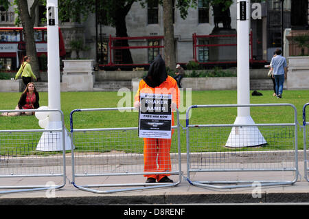 Londres, Royaume-Uni. 3 juin 2013. Première de cinq manifestations quotidiennes par la London Guantánamo, Campagne contre le maintien en détention de Shaker Aamer Banque D'Images