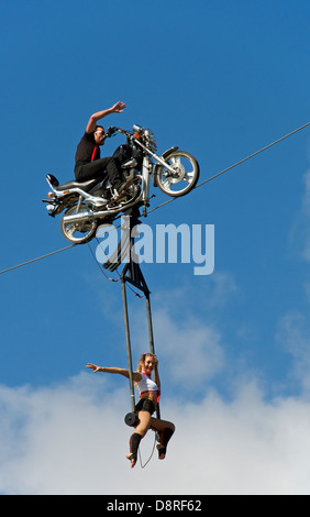 Moto stunt rider avec girl Albert Park Melbourne Australie Victoria Banque D'Images