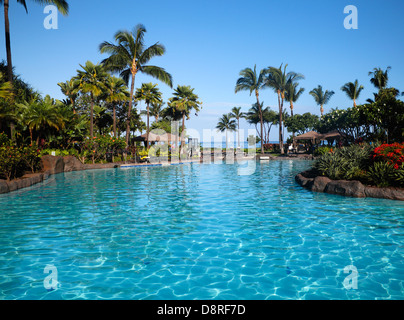 Piscine à l'hôtel Westin Kaanapali Ocean Resort Villas avec vue éloignée sur la mer en voilier Banque D'Images