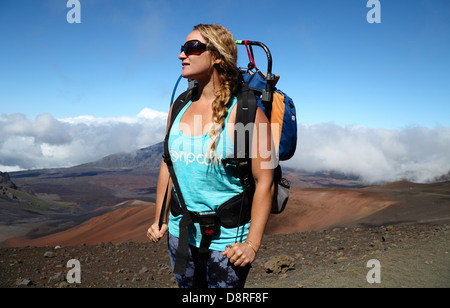 Randonneur au-dessus de nuages à Parc National de Haleakala sur Maui Banque D'Images