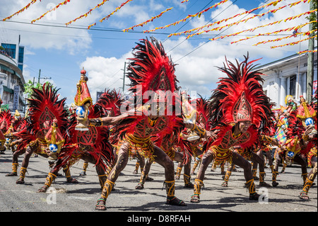 Les participants du concours de danse au cours de la célébration de Dinagyang en hommage à "La Santo Niño', Philippines Banque D'Images