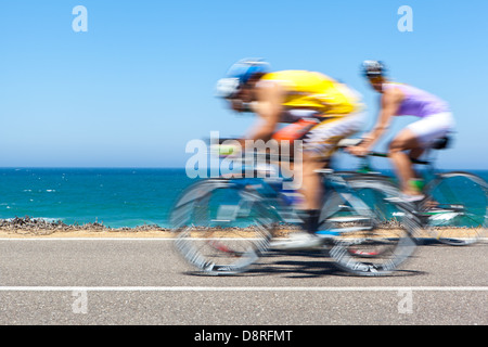 Groupe de cyclistes sont en compétition sur une route côtière - Concept de la concurrence Banque D'Images