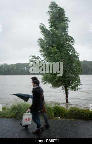 Bratislava, Slovaquie. 3 juin 2013. Les piétons à pied et d'observer la situation sur le Danube au cours de la pluie près de Bratislava Shopping Centre le 3 juin 2013 Credit : Lubos Paukeje/Alamy Live News Banque D'Images