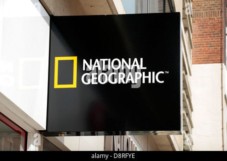 Le logo National Geographic au-dessus de l'entrée principale du magasin à Knightsbridge, Londres, Royaume-Uni. Banque D'Images