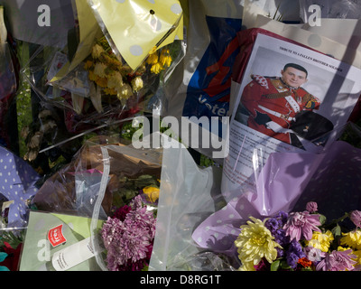 Tributs floraux pour le batteur Lee Rigby, tués en dehors des casernes de Woolwich, à Londres le 22 mai Banque D'Images