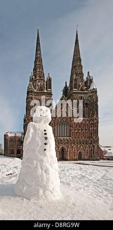 Bonhomme de neige en face de la cathédrale de Lichfield sur winters jour avec neige au sol Staffordshire England Banque D'Images