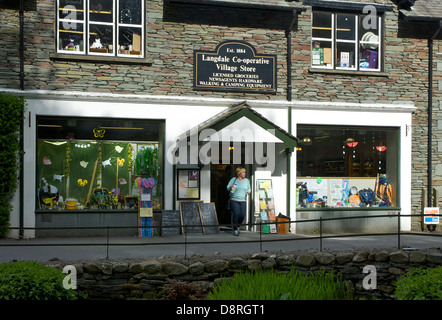 Femme de quitter le village coopératif Langdale, magasin à Chapel Stile, Langdale, Parc National de Lake District, en Angleterre, Royaume-Uni Banque D'Images
