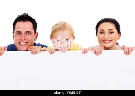 Jeune famille heureuse derrière white board Banque D'Images