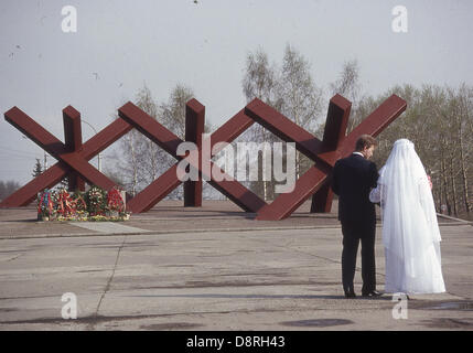 10 mai 1987 - Moscou, RU - approche nouveaux mariés le Monument aux défenseurs de Moscou pour le décorer avec des fleurs, une tradition russe. Trois immenses sculptures de hérissons, le monument marque la mesure de l'avance allemande sur Moscou 1941. Aujourd'hui, c'est dans la partie nord-ouest de la ville sur la route de l'aéroport Sheremetyevo-2. En 1941 c'était un faubourg appelé Khimki, à partir de laquelle on pouvait voir les tours du Kremlin à plusieurs kilomètres. (Crédit Image : © Arnold Drapkin/ZUMAPRESS.com) Banque D'Images