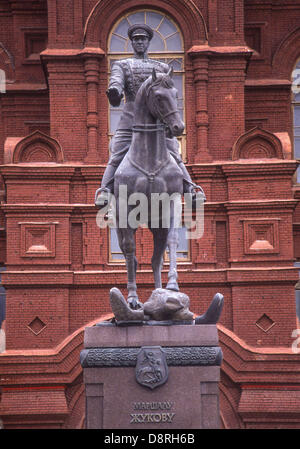 1 juin 1997 - Moscou, RU - Le monument en bronze au maréchal Gueorgui Konstantinovitch Joukov, 1896 â€" 1974, la seconde guerre mondiale, commandant militaire soviétique qui a dirigé l'Armée Rouge de libérer l'Union soviétique et la conquête de la capitale allemande, Berlin, a été érigée devant le Musée historique à l'entrée de la Place Rouge en 1995 pour célébrer le 50e anniversaire de la victoire de la Grande guerre patriotique de 1941 â€" 1945. Il a été sculpté par C.M.Klykov. (Crédit Image : © Arnold Drapkin/ZUMAPRESS.com) Banque D'Images