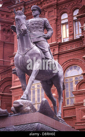 1 juin 1997 - Moscou, RU - Le monument en bronze au maréchal Gueorgui Konstantinovitch Joukov, 1896 â€" 1974, la seconde guerre mondiale, commandant militaire soviétique qui a dirigé l'Armée Rouge de libérer l'Union soviétique et la conquête de la capitale allemande, Berlin, a été érigée devant le Musée historique à l'entrée de la Place Rouge en 1995 pour célébrer le 50e anniversaire de la victoire de la Grande guerre patriotique de 1941 â€" 1945. Il a été sculpté par C.M.Klykov. (Crédit Image : © Arnold Drapkin/ZUMAPRESS.com) Banque D'Images