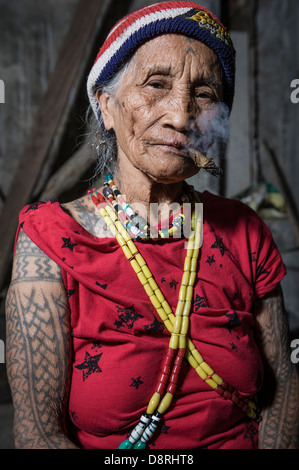 Portrait d'une vieille femme philippine avec tattoes, Tinglayan, Kalinga, nord-Luzon, Philippines Banque D'Images