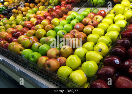 Les pommes dans une vitrine à une entreprise familiale d'épicerie. Banque D'Images