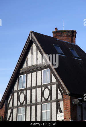 C'est une photo d'un toit d'un chalet chambre ou maison. C'est une maison ancienne typiquement anglais Sty;e. Nous voir windows et poutre en bois Banque D'Images