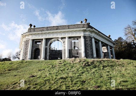 C'est une photo d'un vieux bâtiment victorien en Angleterre en haut d'une colline dans la campagne. C'est en ruine et détruit Banque D'Images