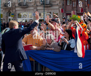 Wiesbaden, Allemagne. 3 juin 2013. Le Roi Willem Alexander rencontre la foule à Wiesbaden au premier jour de leur visite en Allemagne d'une visite de deux jours avec une délégation économique néerlandais, Wiesbaden 03-06-2013 Photo : Albert Nieboer-pre/dpa/Alamy Live News Banque D'Images