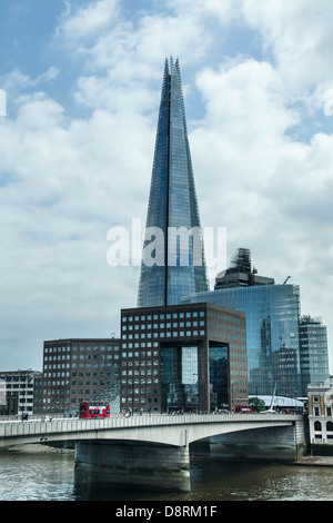 Avis de Red London bus allant au-dessus du pont de Londres avec le nouveau serveur haut édifice et d'autres édifices modernes en arrière-plan Banque D'Images