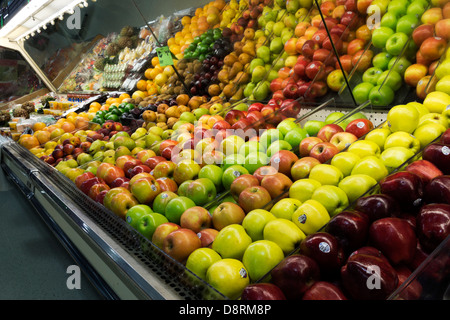 Les pommes dans une vitrine à une entreprise familiale d'épicerie. Banque D'Images