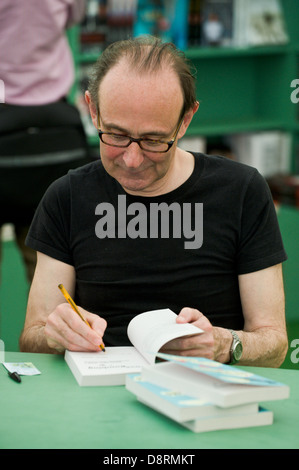 Oliver James psychologue auteur et journaliste illustré livre signant au Hay Festival 2013 Hay-on-Wye Powys Pays de Galles UK Banque D'Images