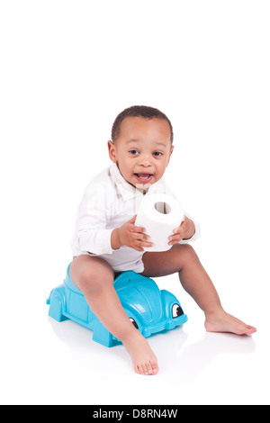 Pot enfant sur jouer avec du papier toilette, isolé sur fond blanc Banque D'Images