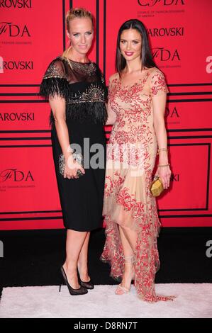 New York, USA. 3 juin 2013. Karen Craig, Georgina Chapman aux arrivées pour 2013 CFDA Fashion Awards - Partie 2, Alice Tully Hall au Lincoln Center, New York, NY Le 3 juin 2013. Photo par : Gregorio T./Binuya Everett Collection/Alamy Live News Banque D'Images