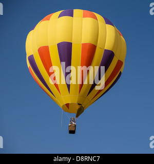 Colorful ballons à air chaud en vol au dessus de pays au bord de l'Temecula ballon et Wine Festival Banque D'Images